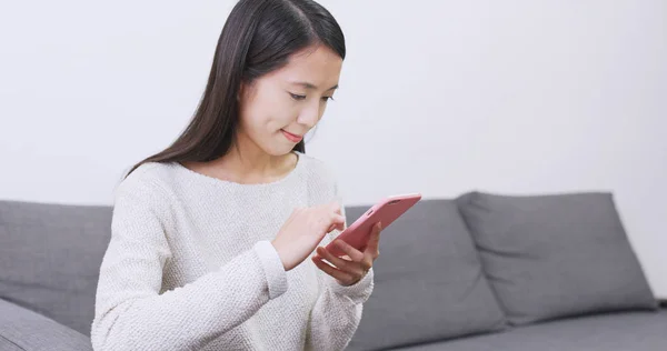 Akıllı Telefon Kullanan Asyalı Kadın — Stok fotoğraf