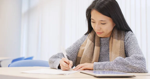 Student Schrijven Nota Doen Herziening Bibliotheek — Stockfoto