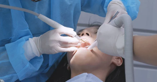 女性を歯科医院で歯のチェックを受ける — ストック写真