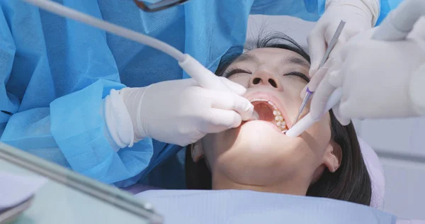 Пациент Проходит Лечение Стоматологической Клинике — стоковое фото