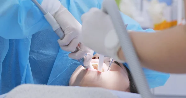 Diş Kliniği Nde Temizlik Ultrason Sahip Hasta — Stok fotoğraf
