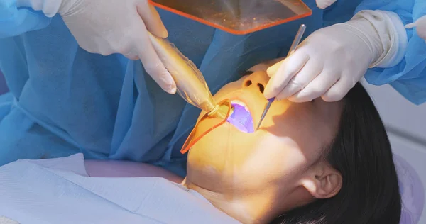 Mujer Que Recibe Tratamiento Dental —  Fotos de Stock