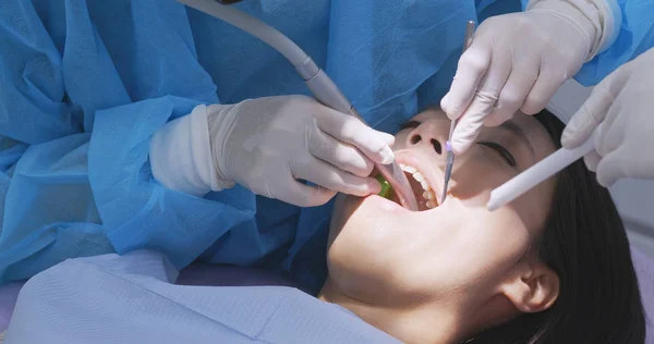 Стоматологи Виробляють Чистку Зубів Пацієнту — стокове фото