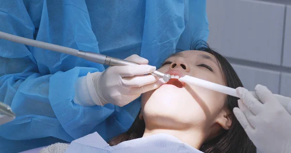 Γυναίκα Έχοντας Οδοντιατρική Checkup — Φωτογραφία Αρχείου