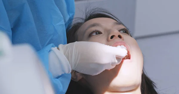 Potilas Tarkistaa Hampaansa Peilistä Hammashoitolassa — kuvapankkivalokuva