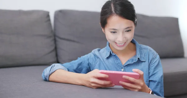 Woman Play Game Cellphone Home — Stock Photo, Image