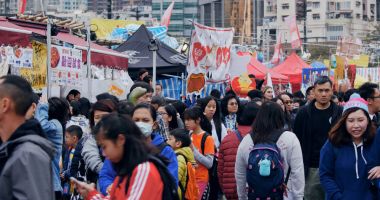 Victoria Parkı, Hong Kong - 13 Şubat, 2018: Çin yeni yılı Fuar yürüyüş insanların kalabalık 