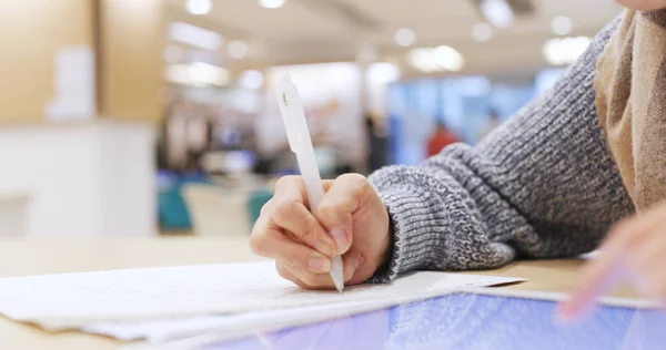 Estudante Estudar Biblioteca Escrevendo Nota Trabalhando Computador Tablet — Fotografia de Stock