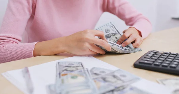 Mujer Contando Dinero Casa — Foto de Stock