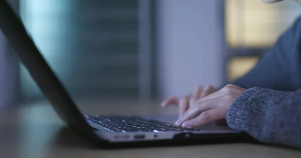 Akşamları Evde Dizüstü Bilgisayar Üzerinde Çalışan Kadın — Stok fotoğraf