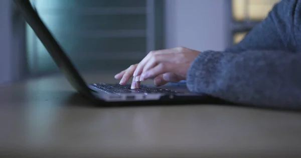 Woman Working Laptop Computer Home Evening — Stock Photo, Image