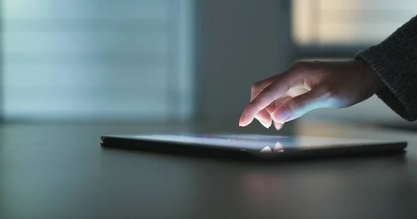 女性触摸平板电脑在晚上的桌子上 — 图库照片