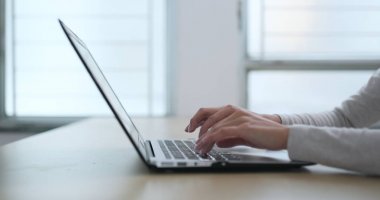 evde dizüstü bilgisayar üzerinde çalışan kadın 