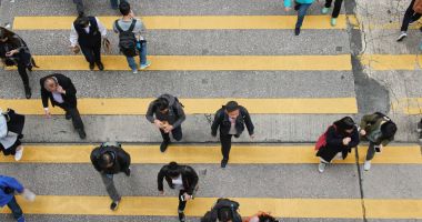 Mong Kok, Hong Kong - 26 Şubat, 2018: sokakta yürürken insanlar 