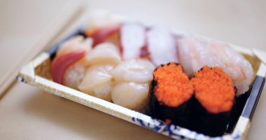 Suşi almak uzak yakın çekim 