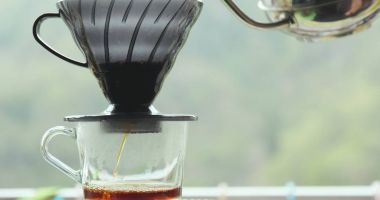 Yapma filtre kahve yeşil arka plan üzerinde 