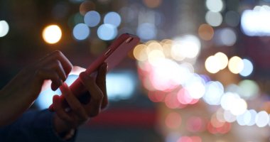 Rating arka plan üzerinde akıllı telefon kullanan kadın 