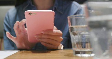 restoranda cep telefonu kullanan kadın 