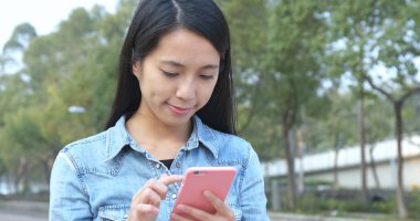 cep telefonu açık, kullanan kadın 