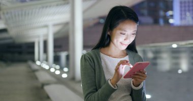 Geceleri Smartphone kullanan genç kadın 