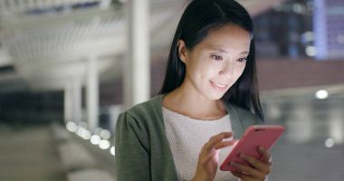 Akşam cep telefonu arayan kadın 