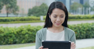 Şehirde tablet bilgisayarda izlerken kadın 