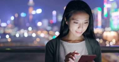 Online cep telefonu kullanan kadın 