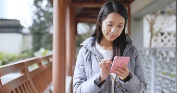 Asijské Žena Pomocí Mobilního Telefonu Číně — Stock fotografie