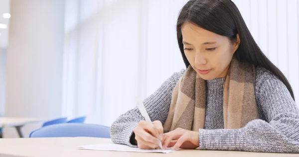 Mulher Estudante Escrevendo Nota Biblioteca — Fotografia de Stock