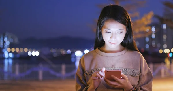 Kobieta Przy Użyciu Telefonu Komórkowego Mieście Nocy — Zdjęcie stockowe