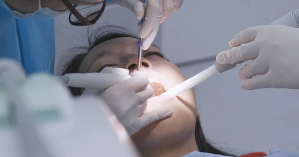 Vrouw Ondergaan Professionele Tooth Whitening Echografie Schoonmaken Tandheelkundige Kliniek — Stockfoto