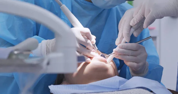 Tandarts Onderzoekt Patiënt Tanden — Stockfoto
