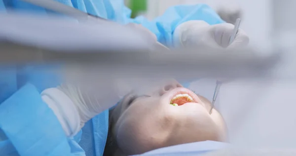 Женщина Проходит Профессиональное Отбеливание Зубов Ультразвуковую Очистку Стоматологической Клинике — стоковое фото