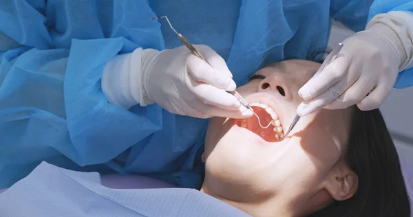 Frau Bei Zahnuntersuchung — Stockfoto