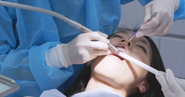 Dentista Trata Paciente Consultório — Fotografia de Stock