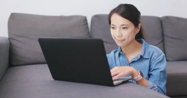 Mulher Assistindo Computador Portátil — Fotografia de Stock