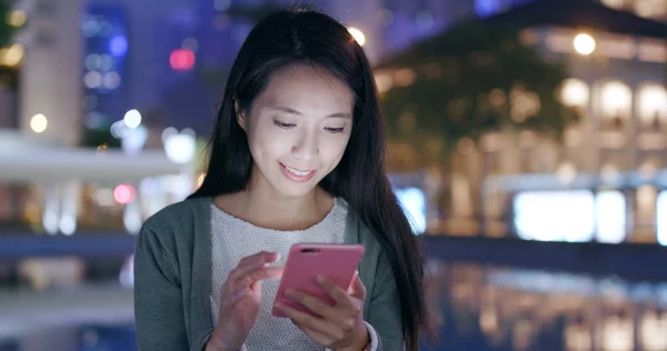 Mujer Enviando Sms Teléfono Celular Por Noche — Foto de Stock