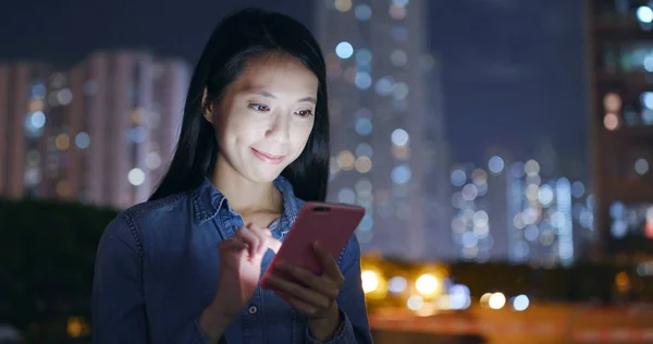 Mulher Usando Telefone Celular Cidade Noite — Fotografia de Stock