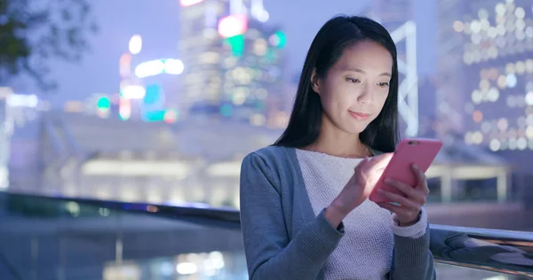 Mujer Usando Teléfono Móvil Ciudad Por Noche — Foto de Stock