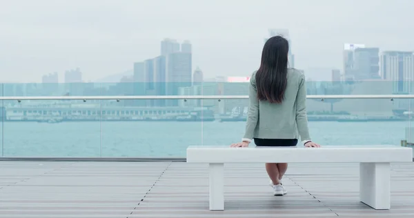 Frau Sitzt Auf Der Bank Hongkong — Stockfoto