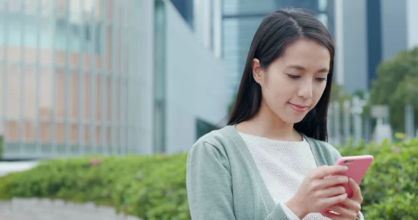 スマートフォンを使うアジア人女性 — ストック写真
