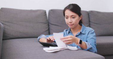 Kadın hesaplamak evde harcama