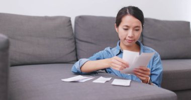 Kadın hesaplamak evde günlük hayatta kullanımı 