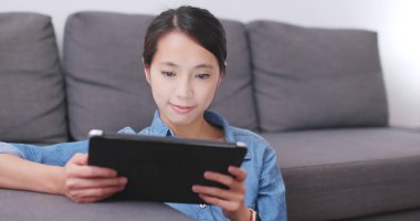 kadın izlerken tablet bilgisayar 