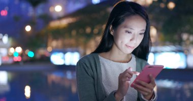 Kadın geceleri cep telefonunuzun SMS gönderme 