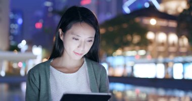 Tablet bilgisayar kullanan kadın 