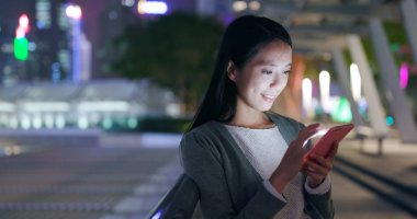 Akşam cep telefonu arayan kadın 