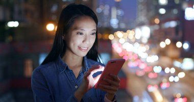 Rating arka plan üzerinde akıllı telefon kullanan kadın 