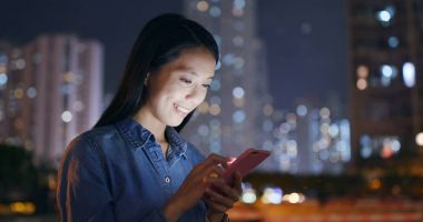 cep telefonuna SMS göndermek kadın 