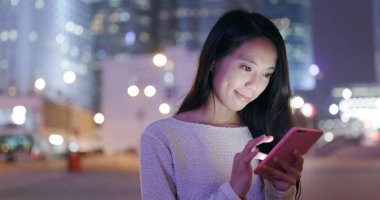 Online cep telefonu kullanan kadın 